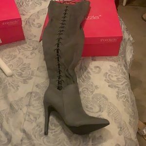 Lace up side, heeled boots, 8W, gray